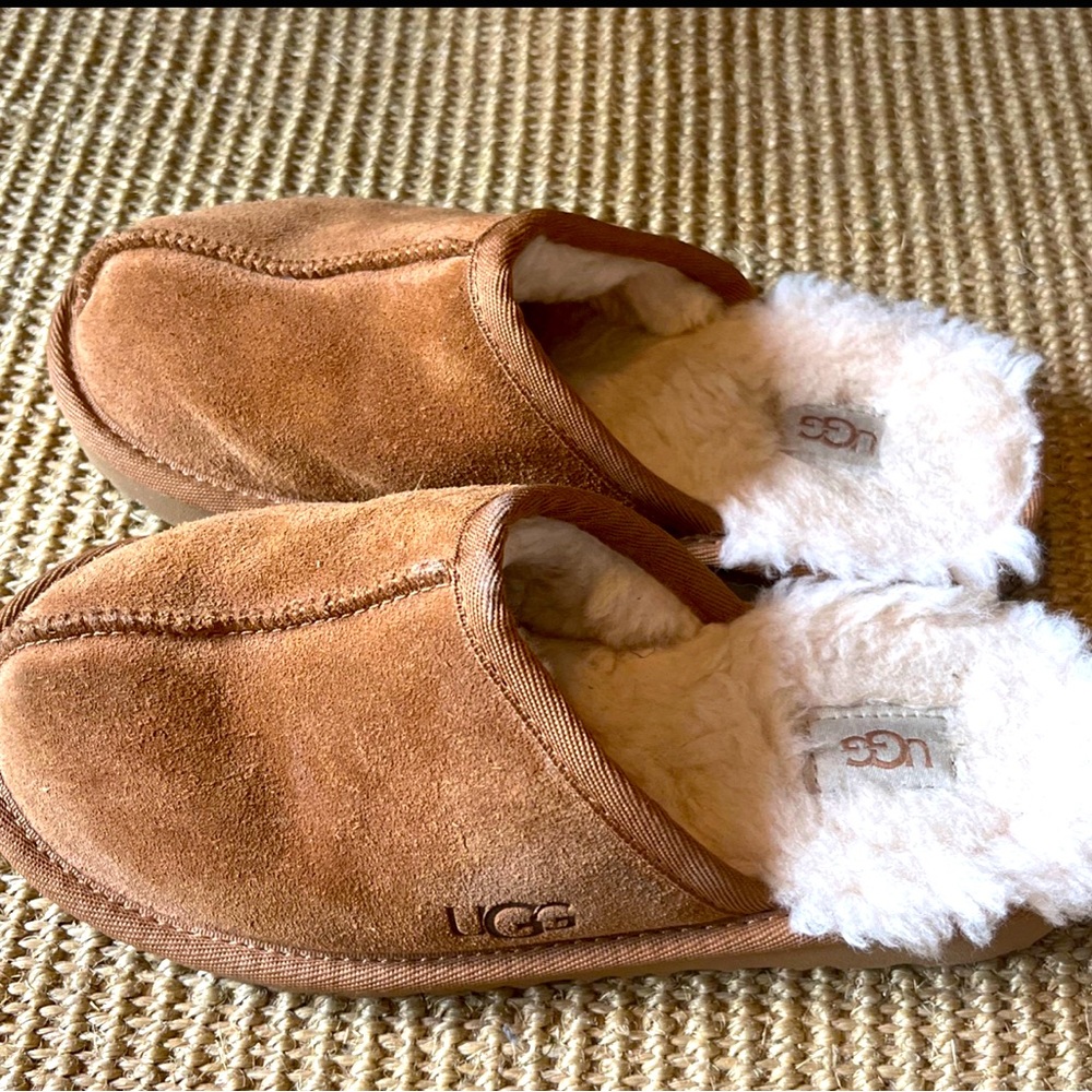 UGG Unisex Youth Slippers NWOT